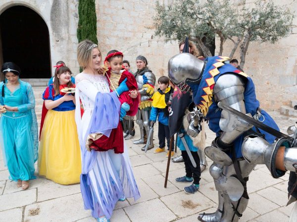 Peñíscola cumple el sueño de Aitana, una niña que lucha contra el cáncer