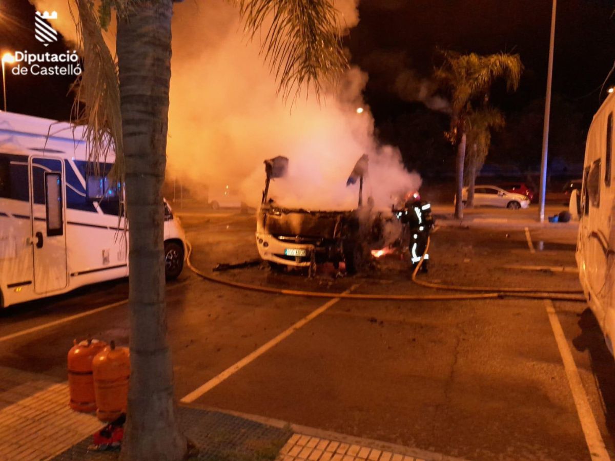 Susto en Oropesa del Mar por el incendio de dos caravanas bomberos 3