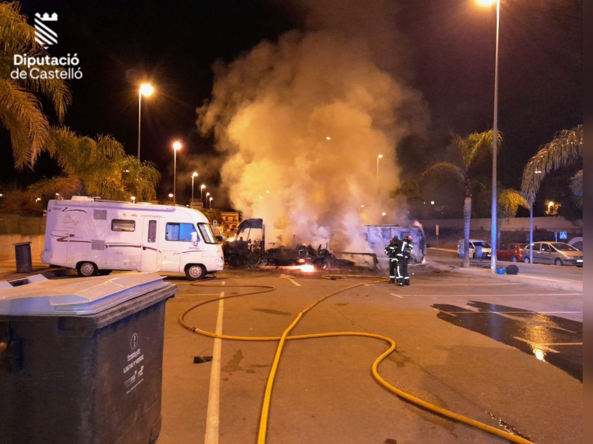 Susto en Oropesa del Mar por el incendio de dos caravanas bomberos 2