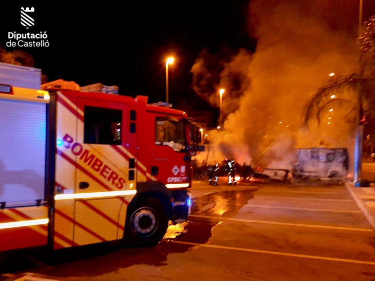 Susto en Oropesa del Mar por el incendio de dos caravanas bomberos 4