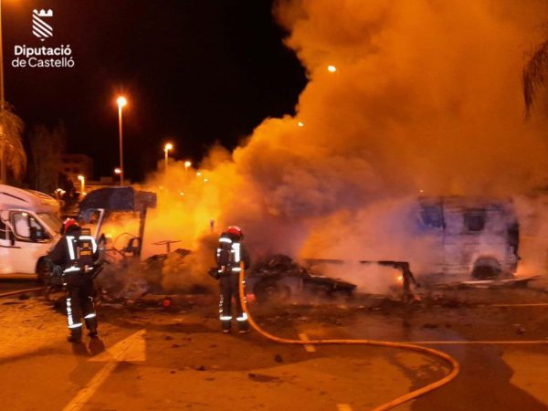 Susto en Benicàssim por el incendio de dos caravanas