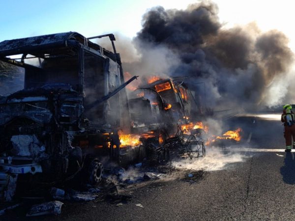 Un camión averiado provoca un incendio en Buñol