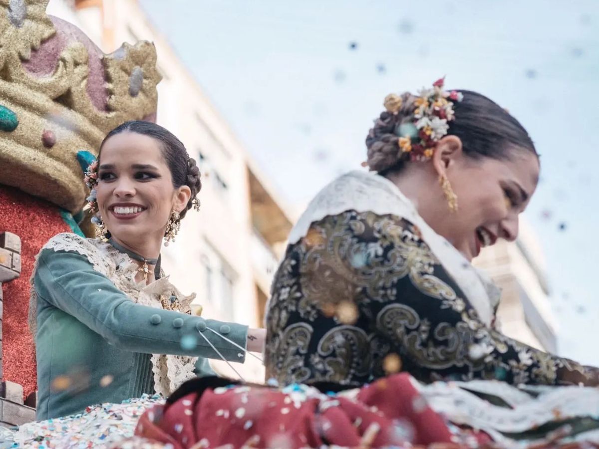 Un espectacular Coso Multicolor llena de confeti Castellón