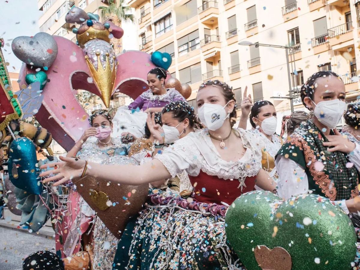 Un espectacular Coso Multicolor llena de confeti Castellón