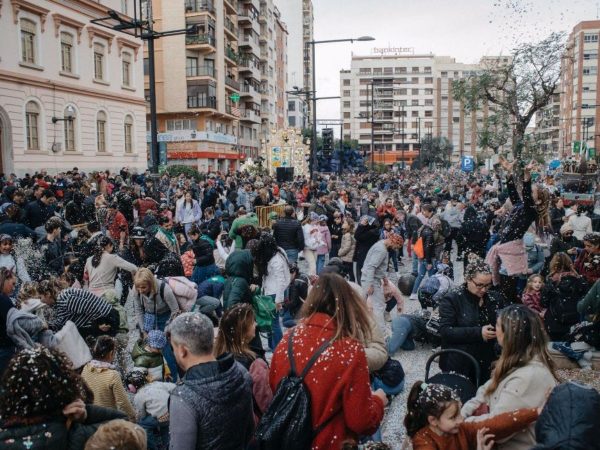 Un espectacular Coso Multicolor llena de confeti Castellón