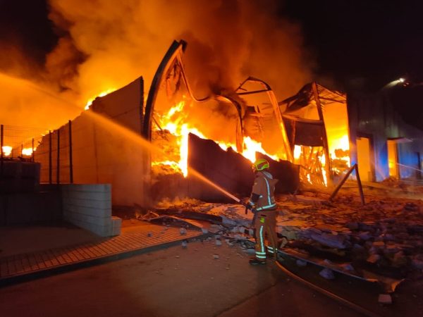 Un incendio arrasa dos naves industriales en Aielo de Malferit