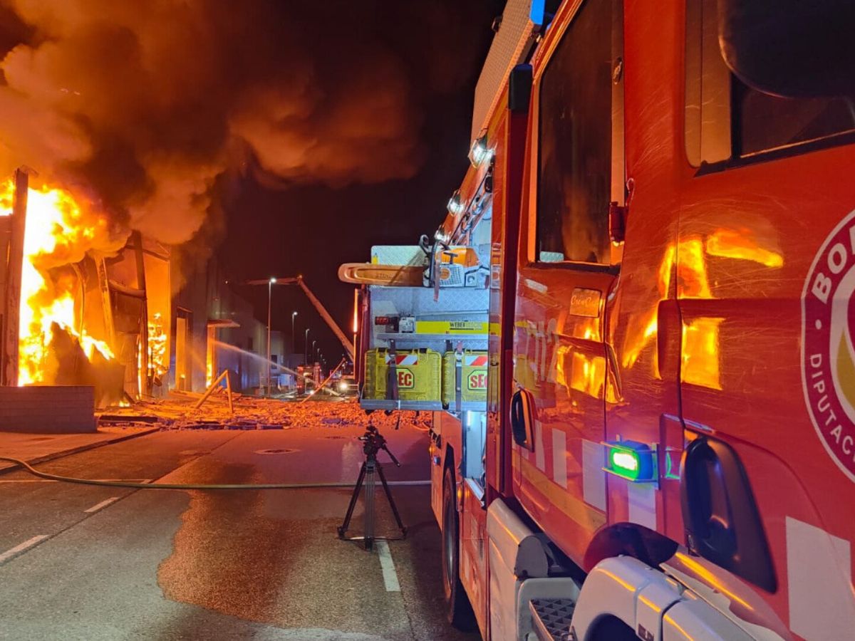 Un incendio arrasa dos naves industriales en Aielo de Malferit