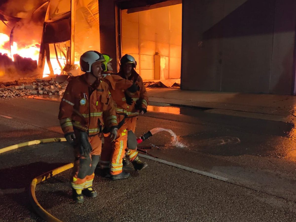 Un incendio arrasa dos naves industriales en Aielo de Malferit