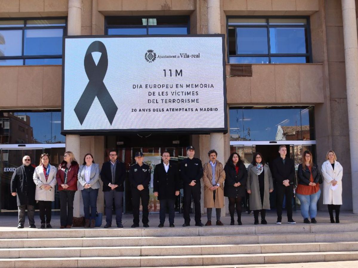 Vila-real guarda un minuto de silencio por las víctimas del 11-M