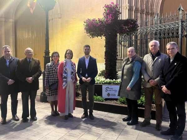 Un tapiz floral morado luce en la plaza Mayor de Castellón