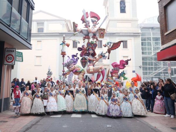 Visita de las Reinas Falleras de Burriana 2024 a los monumentos falleros