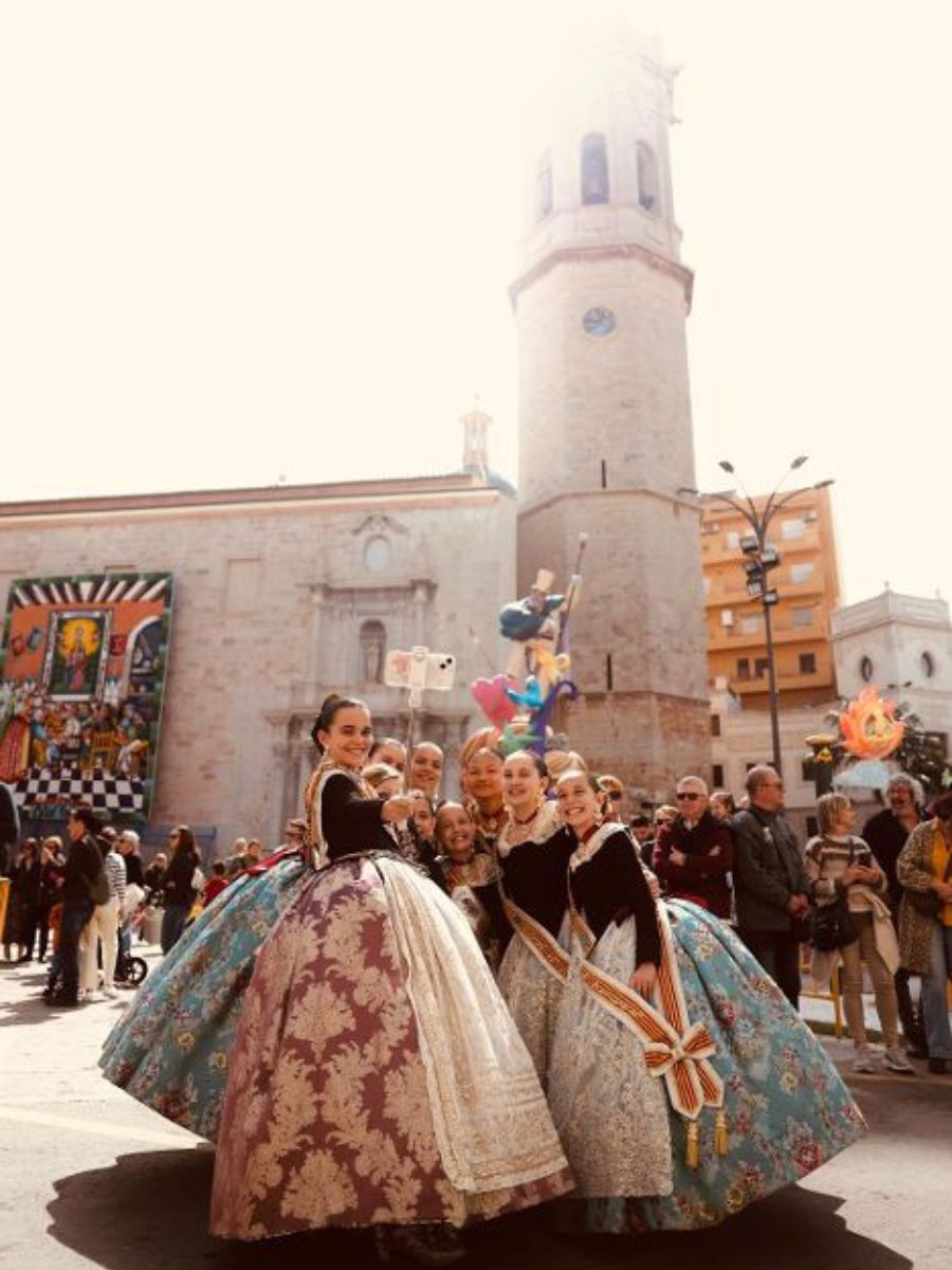 Visita de las Reinas Falleras de Burriana 2024 a los monumentos falleros