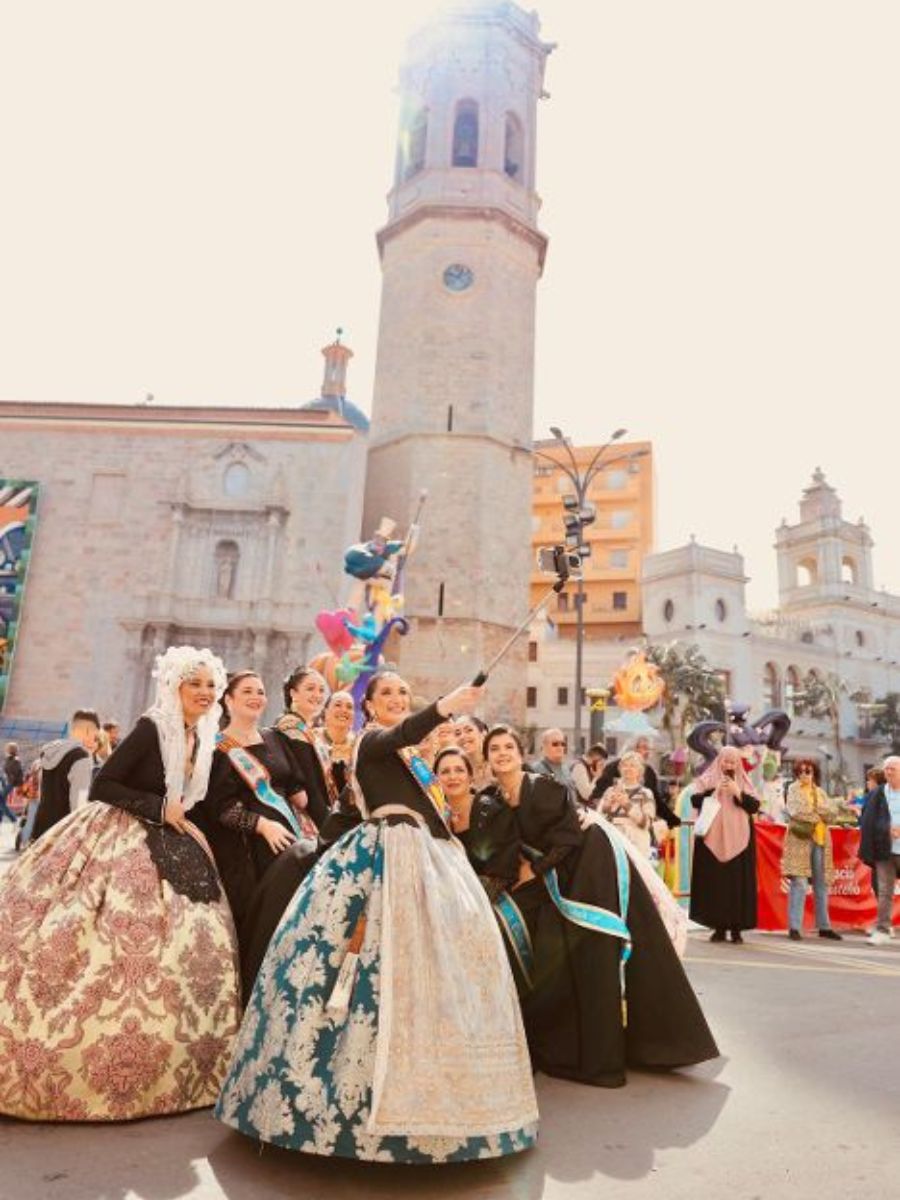 Visita de las Reinas Falleras de Burriana 2024 a los monumentos falleros