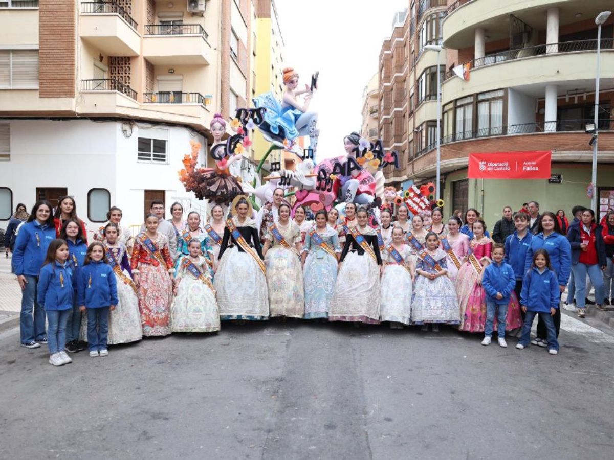 Visita de las Reinas Falleras de Burriana 2024 a los monumentos falleros