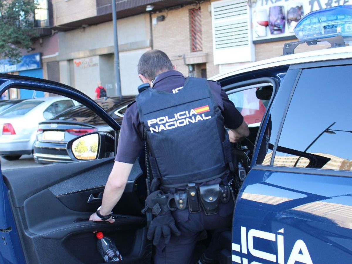 Agentes de Policía Nacional evitan que una mujer salte desde un puente