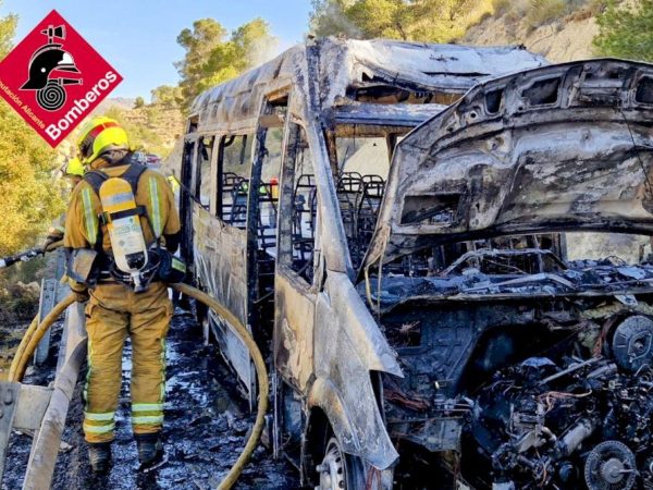 Arde un minibús con pasajeros en el Campello