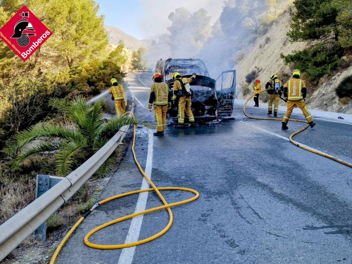 Arde un minibús con pasajeros en el Campello 4