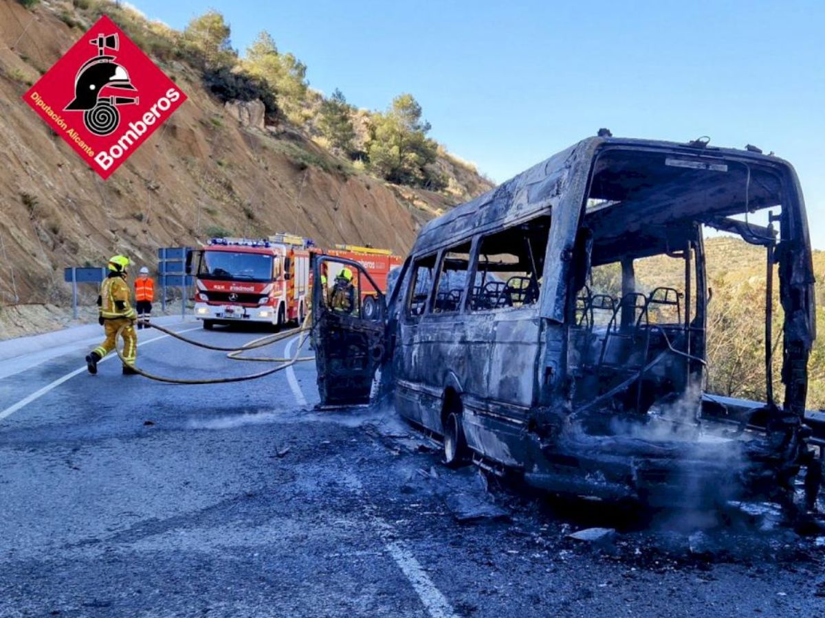 Arde un minibús con pasajeros en el Campello 3