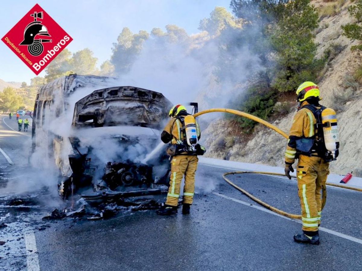 Arde un minibús con pasajeros en el Campello 2