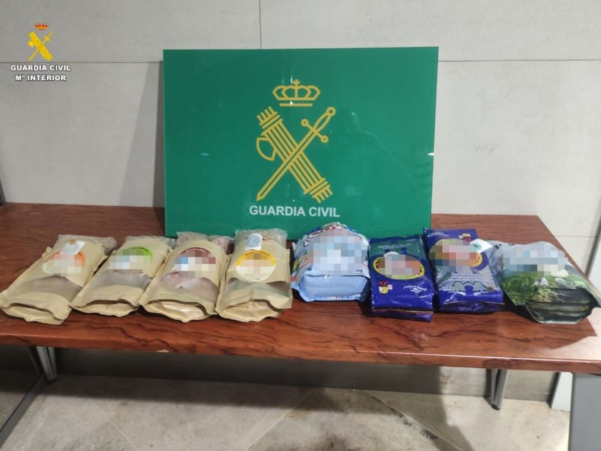 Aterriza con más de siete kilos de cocaína ocultos en la maleta