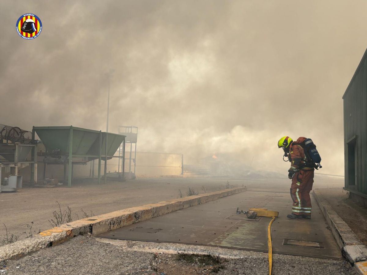 Aviso a la población en Requena por el incendio de la planta de reciclaje