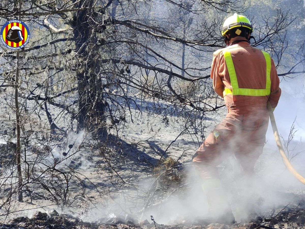 Bomberos encuentran un cuerpo en la extinción de un incendio