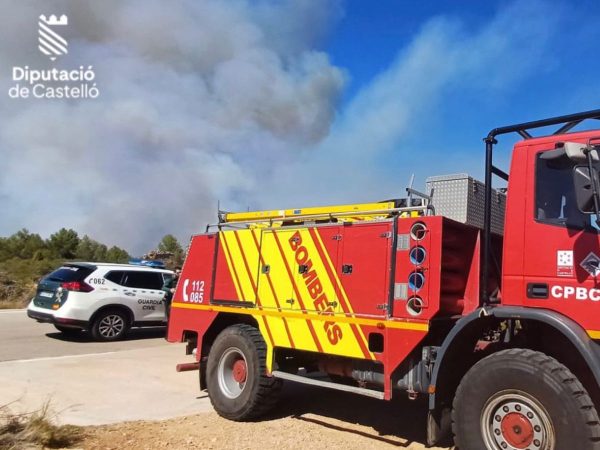 Bomberos movilizados a un incendio en Araia (Alcora)