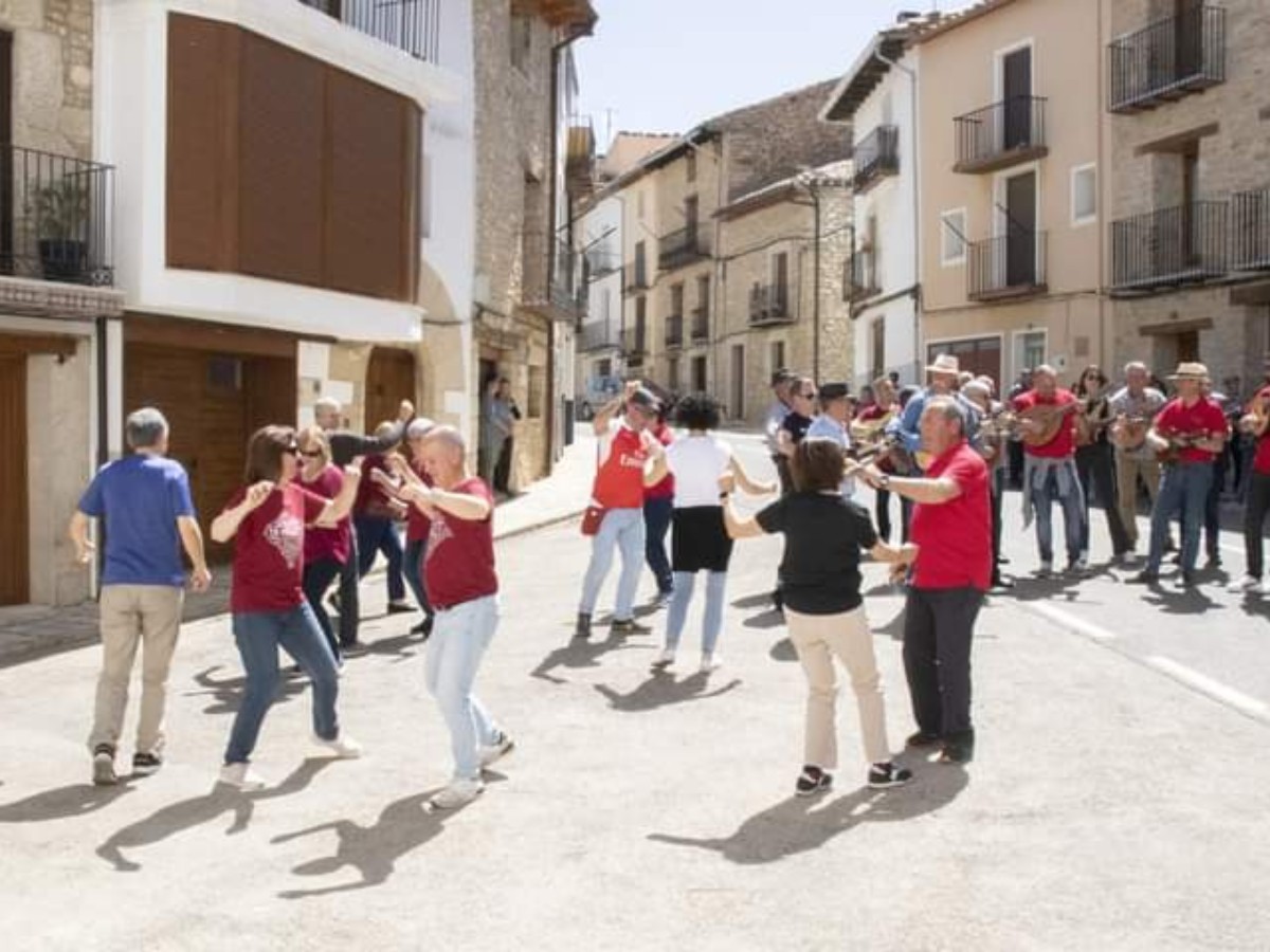 Castellfort canta y baila en un bureo multitudinario