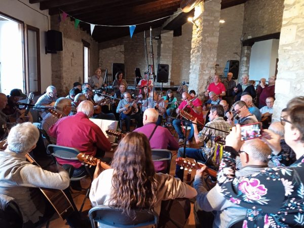 Castellfort canta y baila en un bureo multitudinario