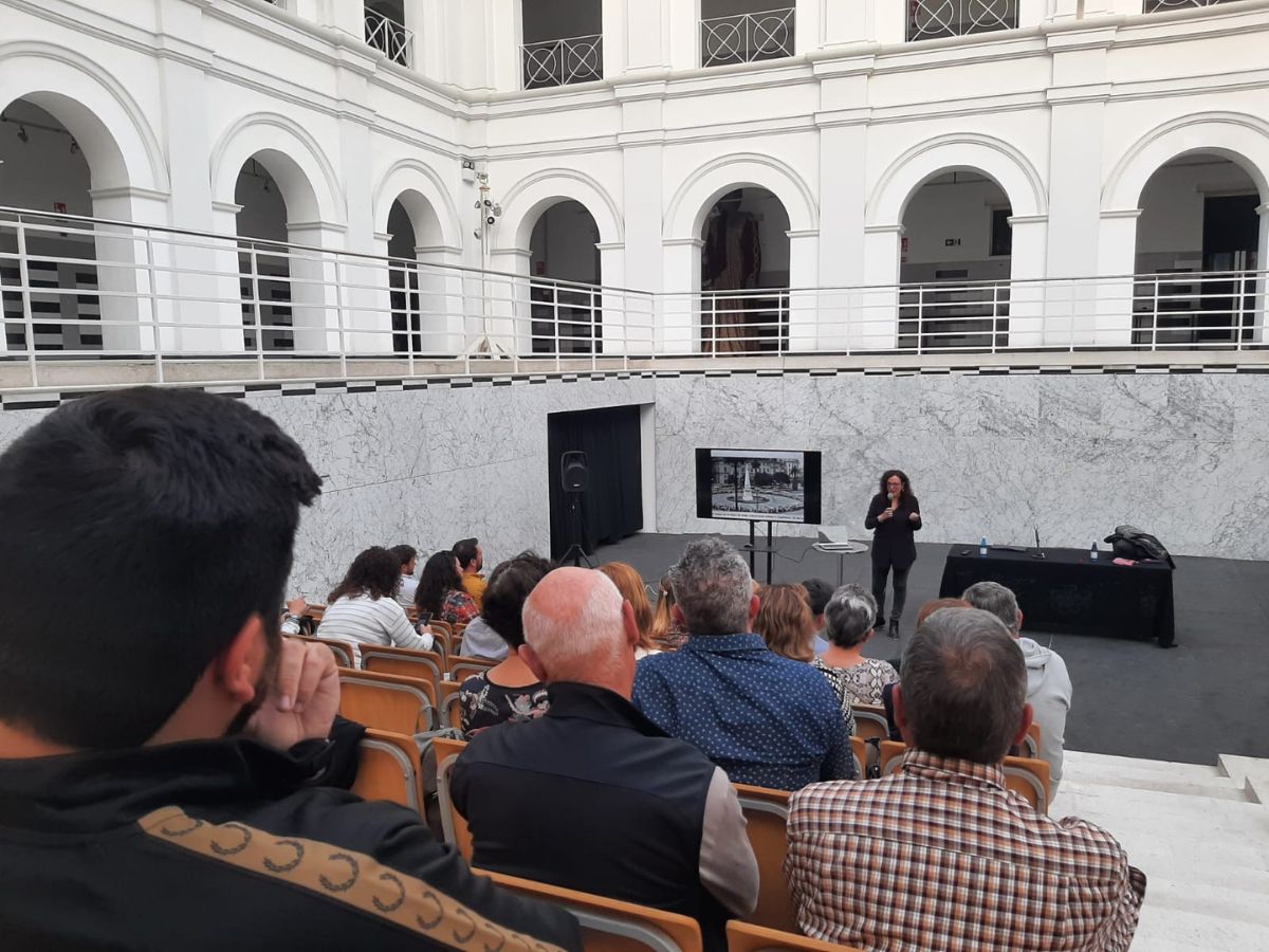 Charla sobre memoria histórica en Burriana tras quitar la placa