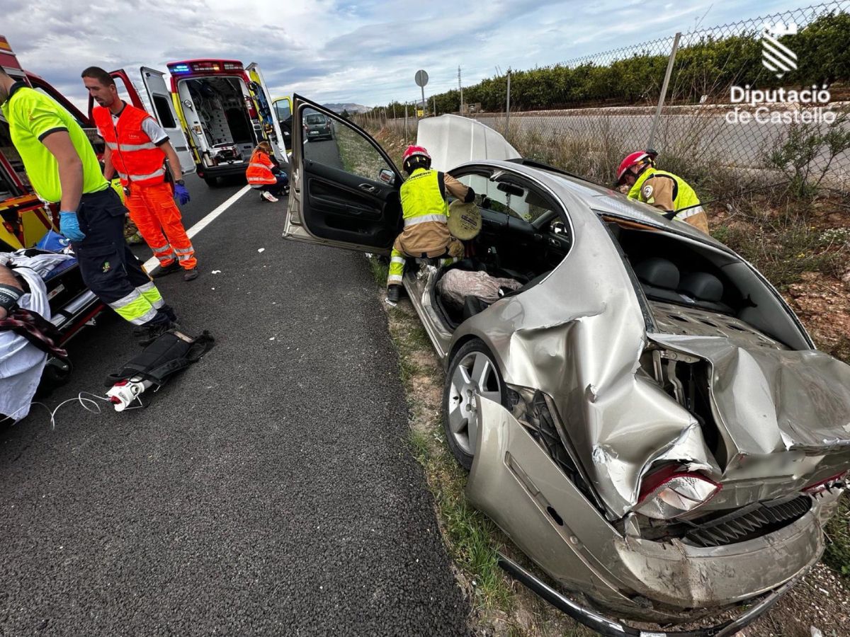 Conductor atrapado en accidente en la CV-10 de Vila-real