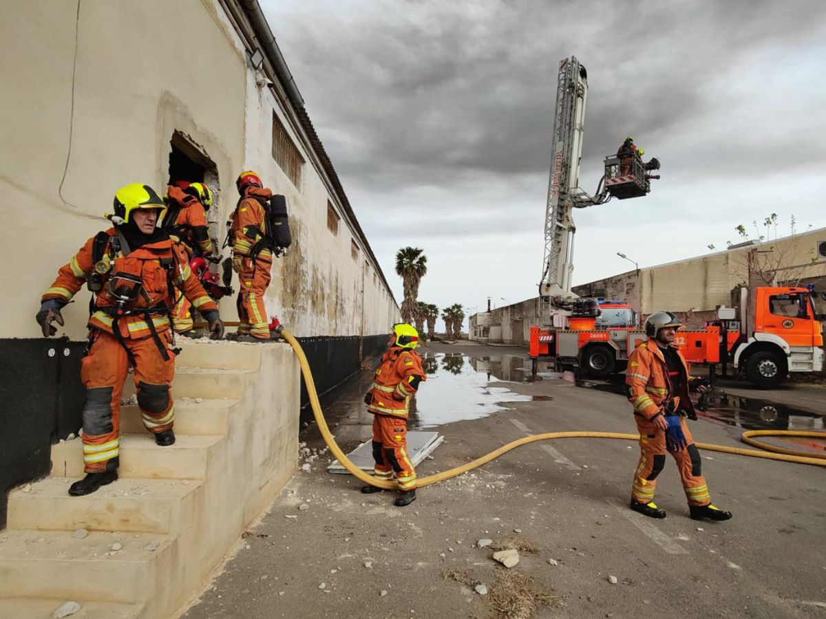 Bomberos: Dan 'por extinguido' el incendio de Cecotec en Sollana