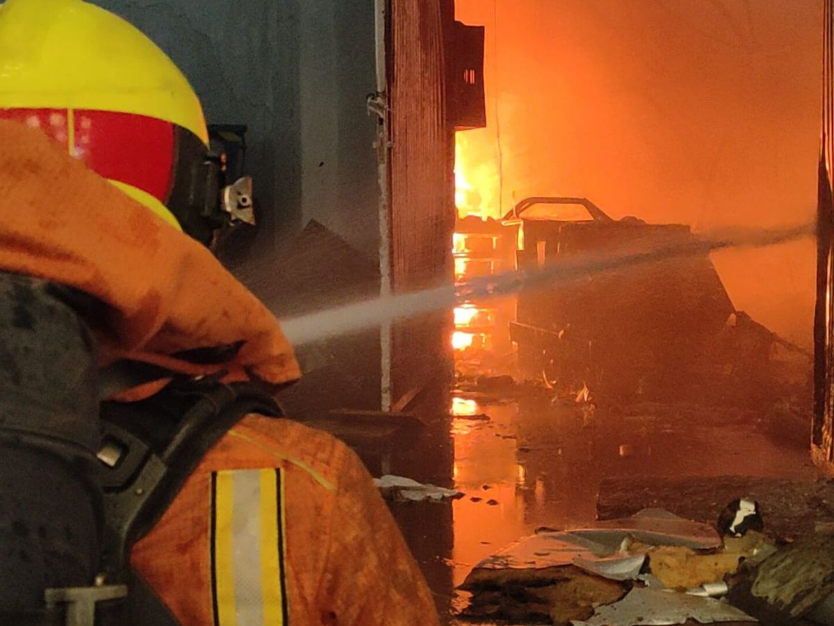 Dan 'por extinguido' el incendio de Cecotec en Sollana