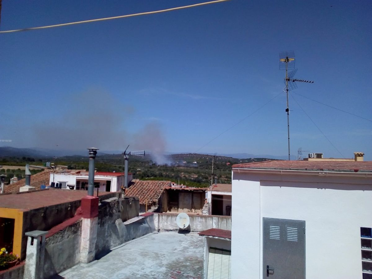 El fuego se ha desencadenado cerca la Urbanización Tierra Roja.