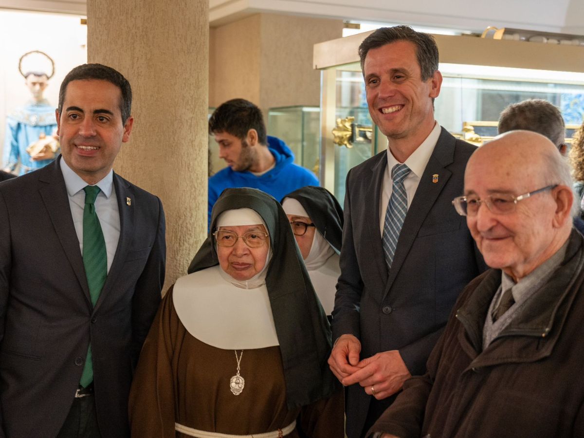 La Institución entrega a la 'Asociación Amics del Pouet del Sant' la imagen restaurada del Niño Jesús y ensalza el patrimonio cultural de Vila-real.