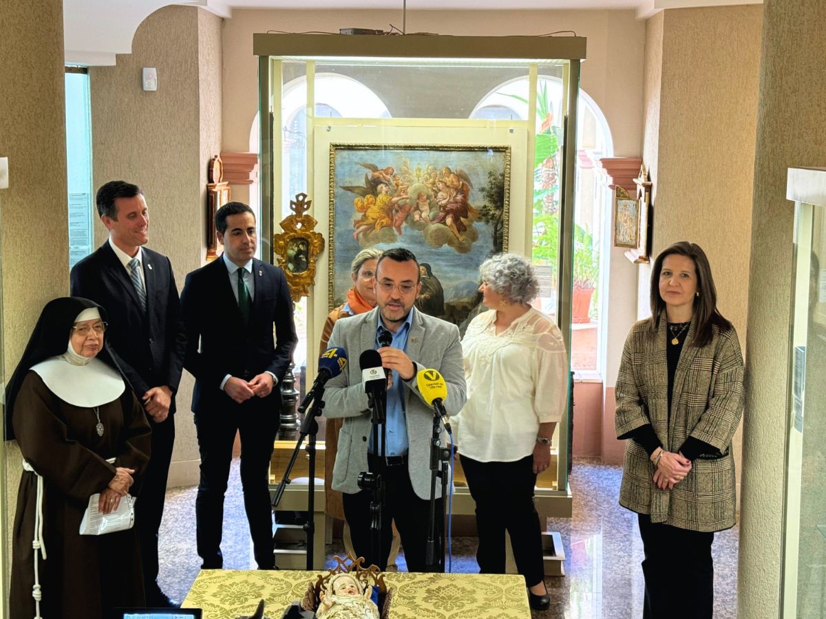 La Institución entrega a la 'Asociación Amics del Pouet del Sant' la imagen restaurada del Niño Jesús y ensalza el patrimonio cultural de Vila-real.