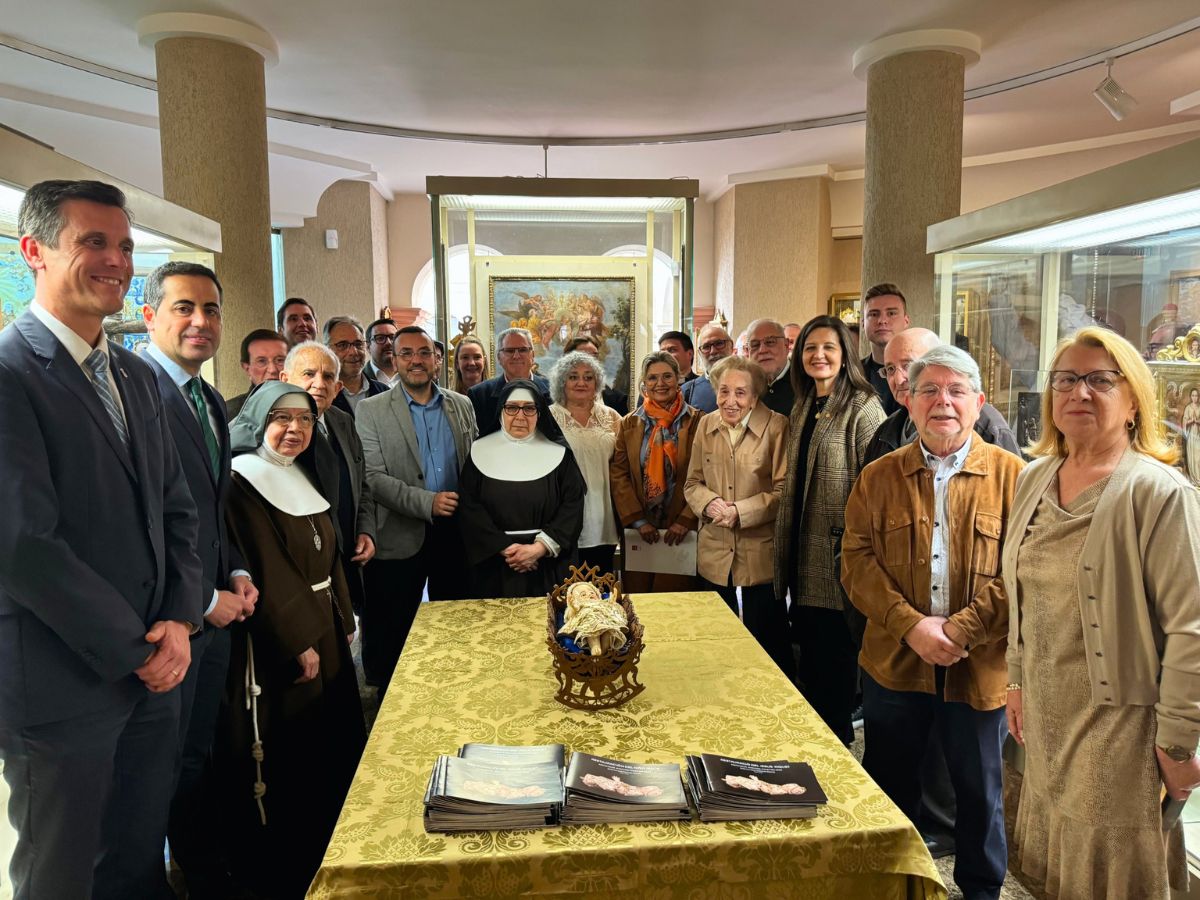 La Institución entrega a la 'Asociación Amics del Pouet del Sant' la imagen restaurada del Niño Jesús y ensalza el patrimonio cultural de Vila-real.