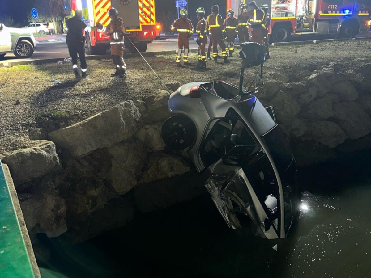 Dos heridos tras chocar dos vehículos y caer a una acequia