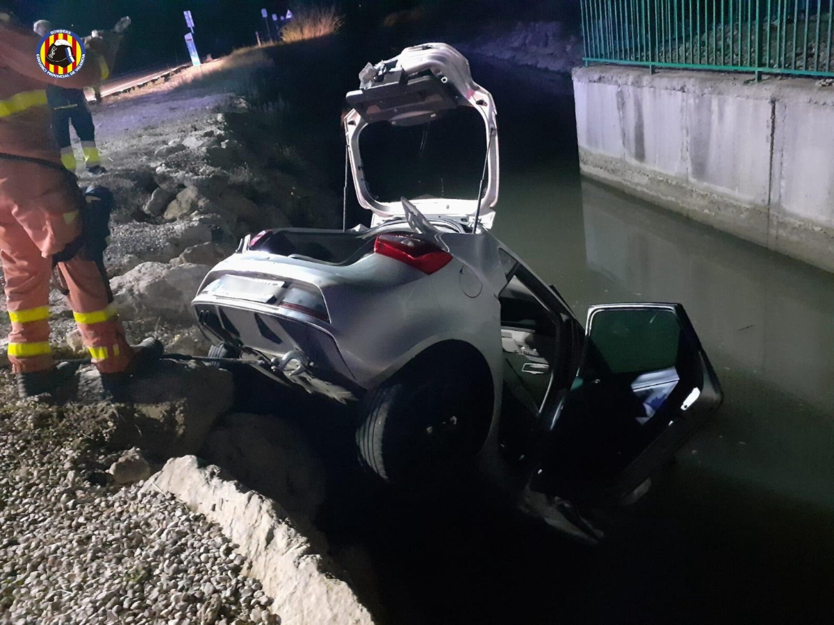 Dos heridos tras chocar dos vehículos y caer a una acequia