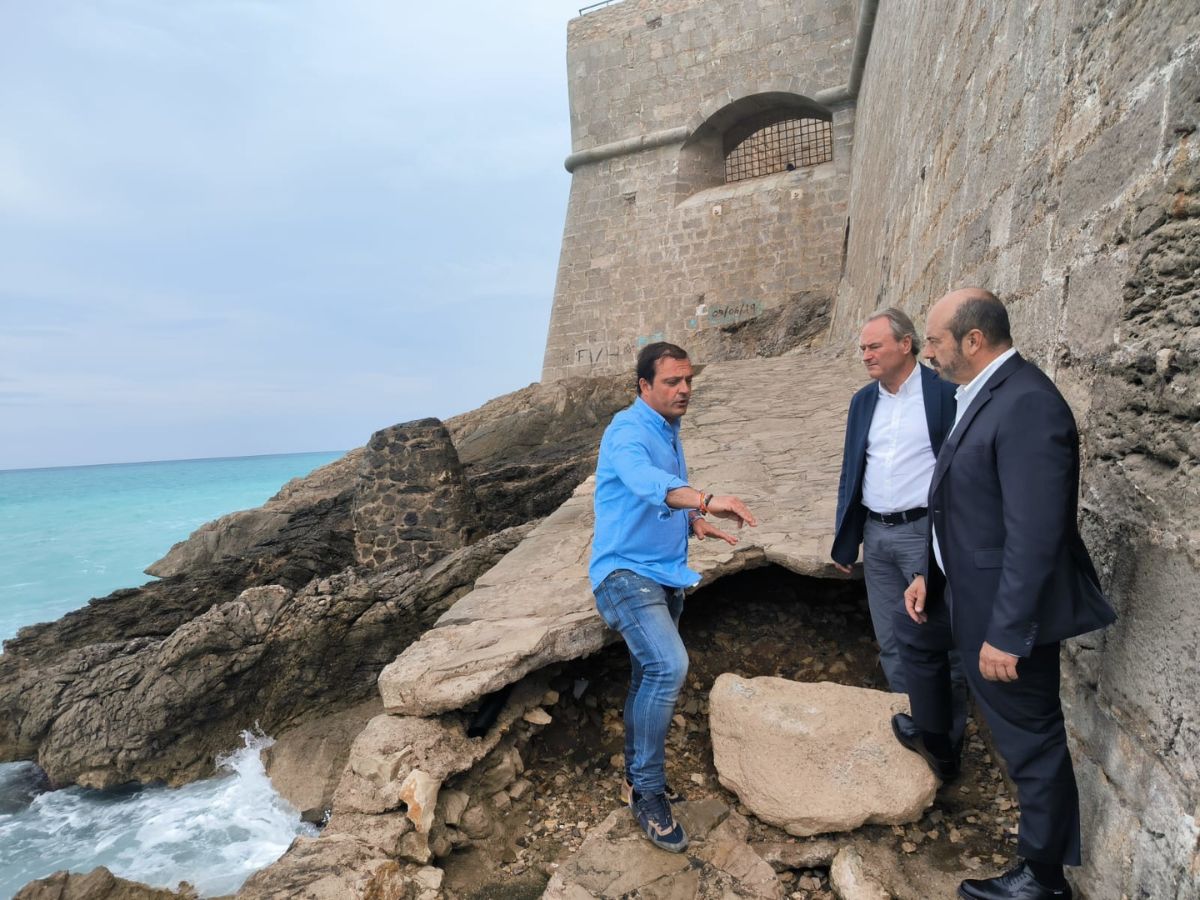 El PP de Peñíscola alerta sobre desprendimientos en el tómbolo- alcalde peñíscola