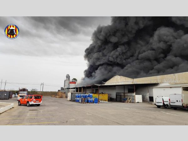 El incendio en una empresa de Sollana amenaza las vías de tren