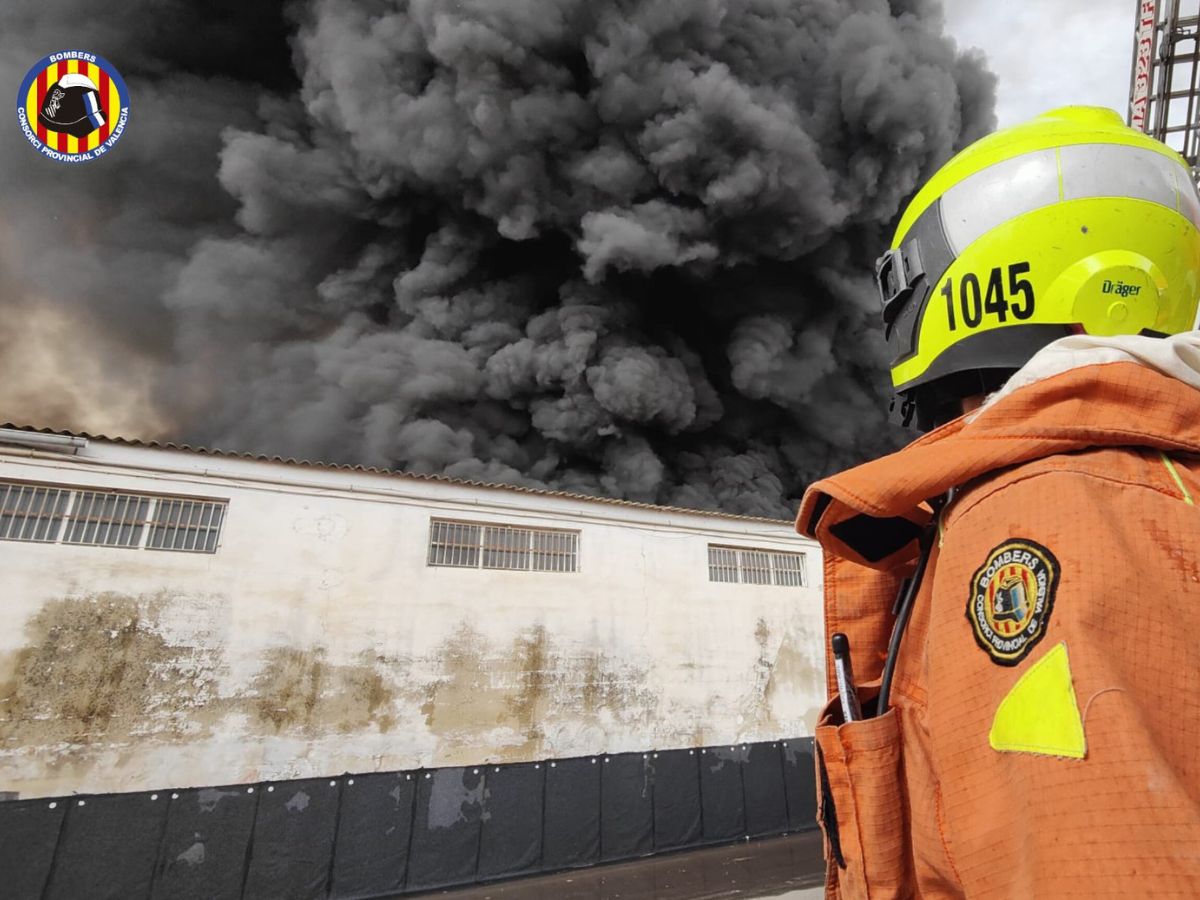 El incendio en una empresa de Sollana amenaza las vías de tren