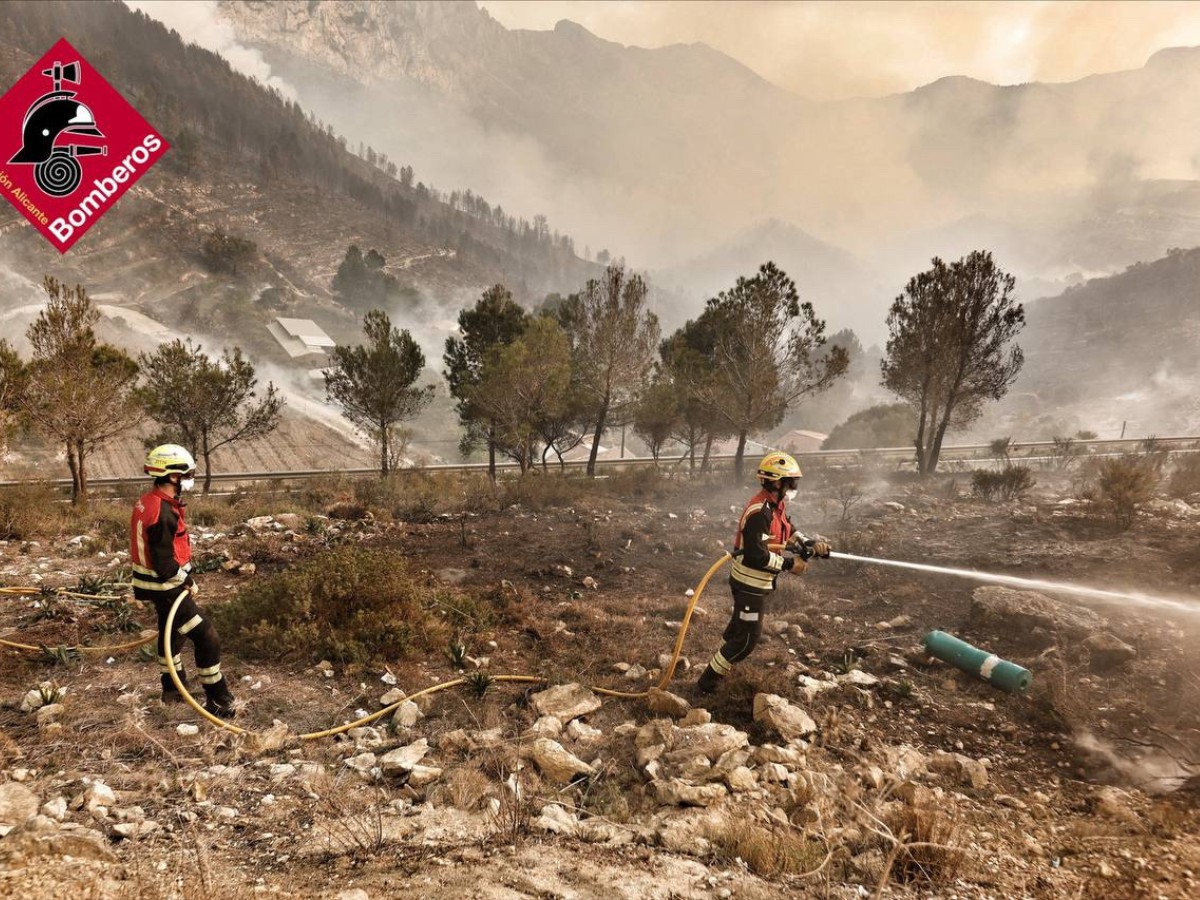 El incendio forestal de Tàrbena se extiende imparable