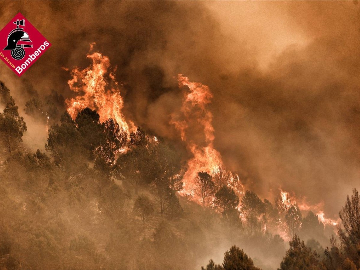 El incendio forestal de Tàrbena se extiende imparable