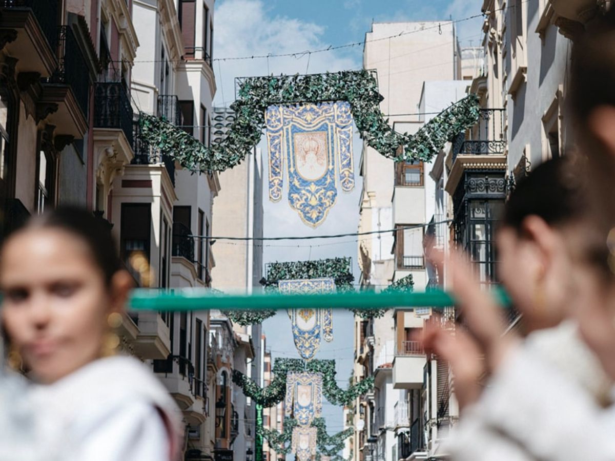 Decenas de niños y niñas participan en un multitudinario ‘Pregonet’ en honor a la Mare de Déu del Lledó.