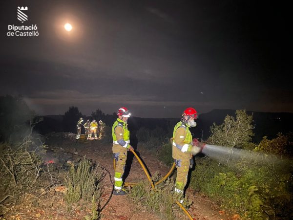 Estabilizado el incendio de Cabanes tras una larga noche