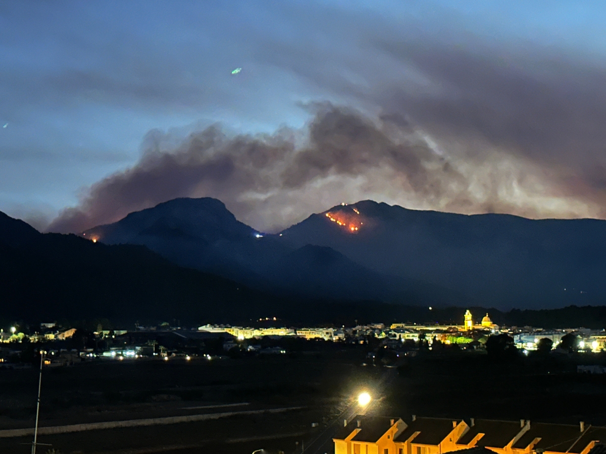 Gran despliegue de efectivos de la UME en el incendio de Tàrbena