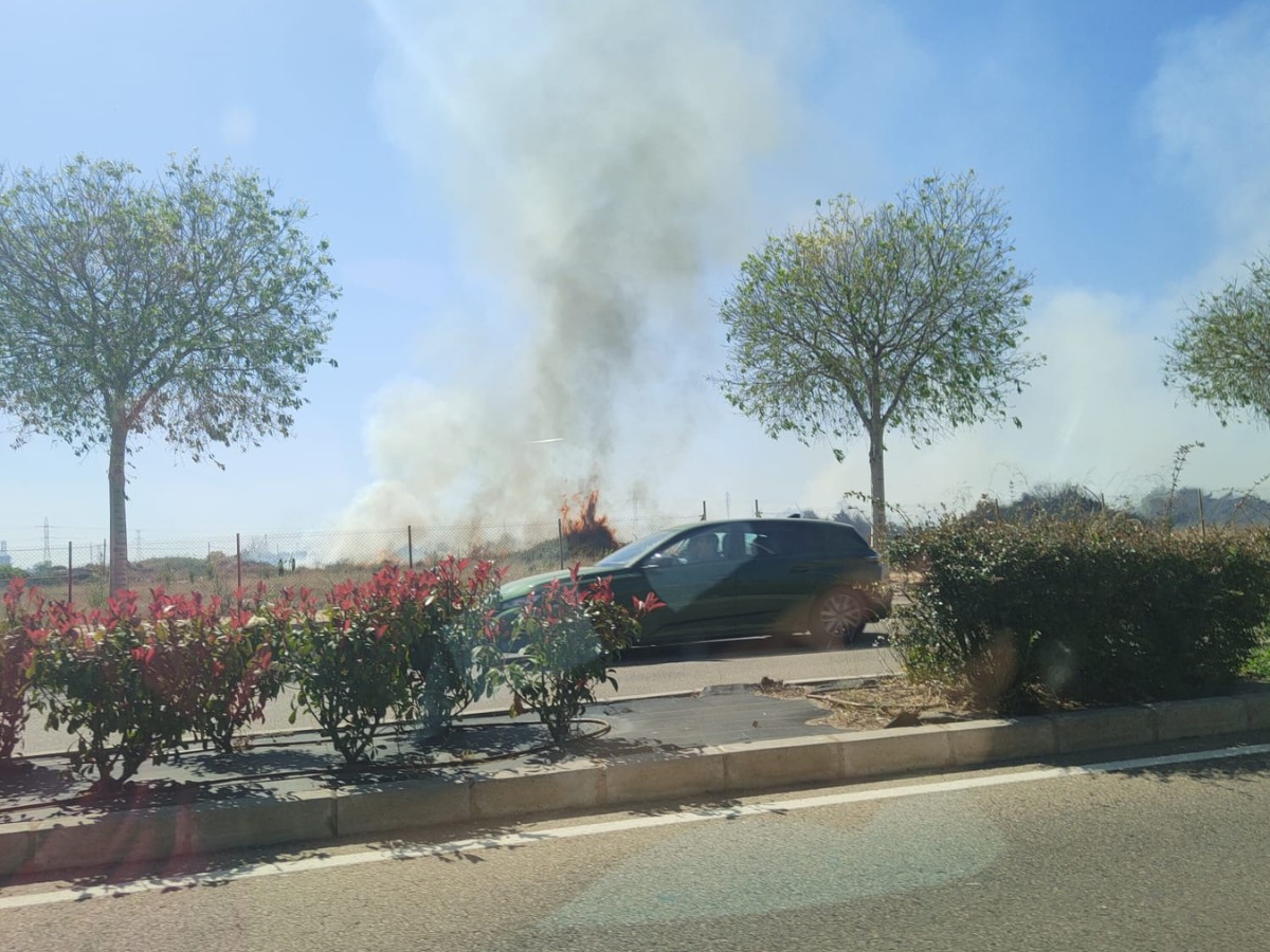 Incendio de vegetación en la Ronda Este de Castellón