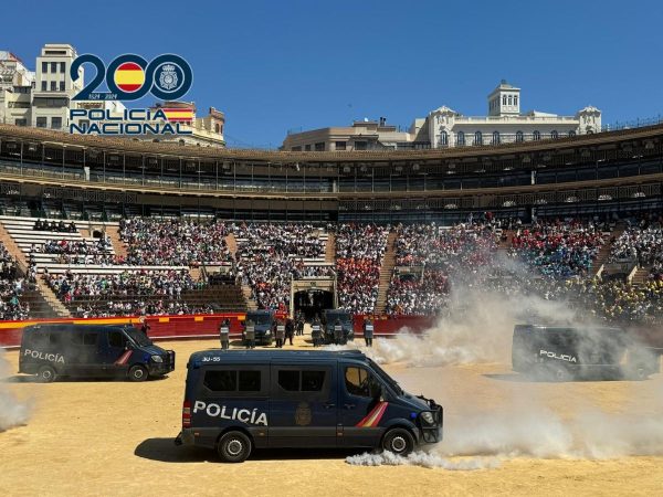 La Policía Nacional causa sensación en la Plaza de Toros de Valencia