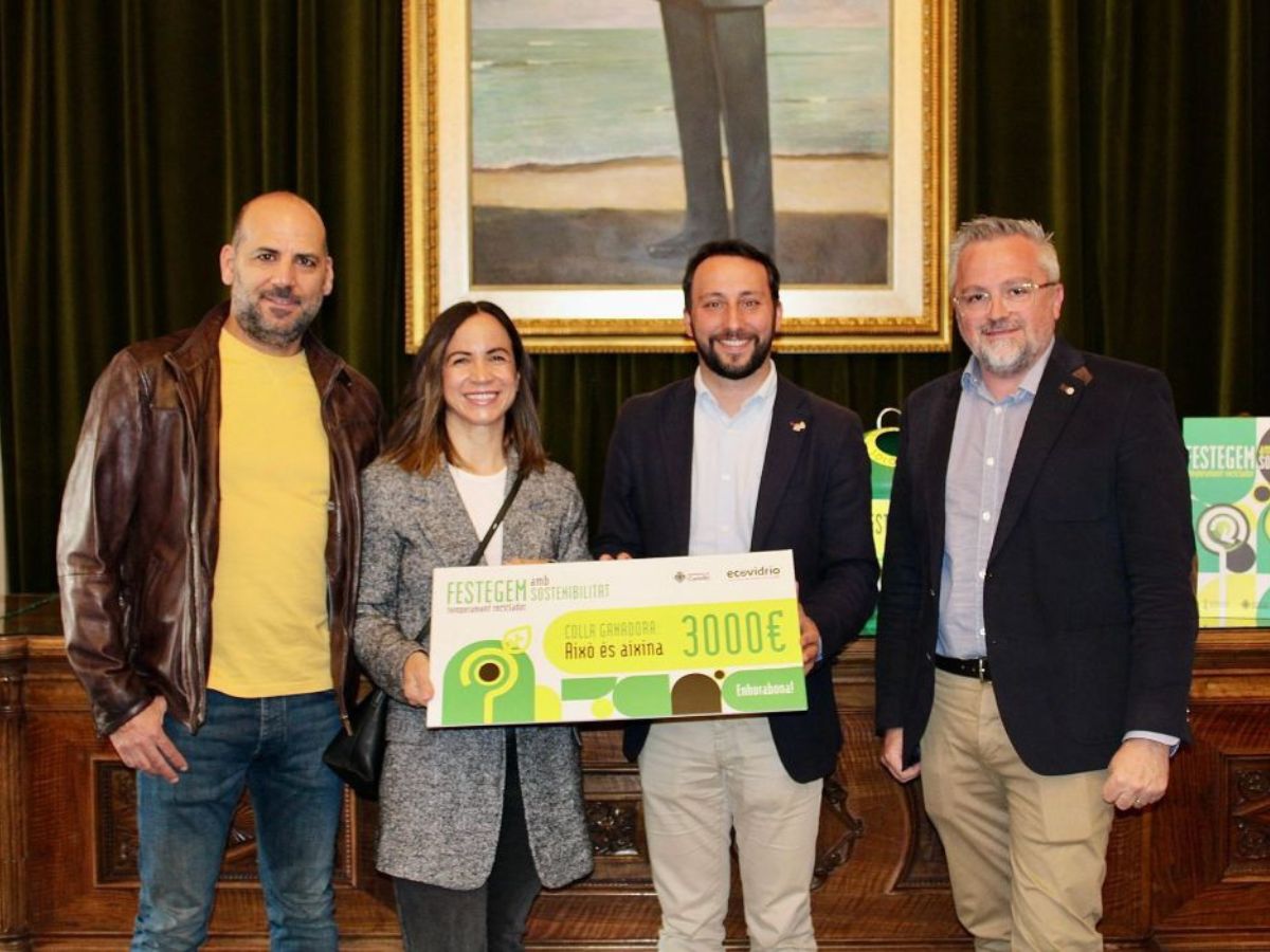 La colla ‘Aixó és aixina’ recibe el premio por el reciclaje Magdalena 2024